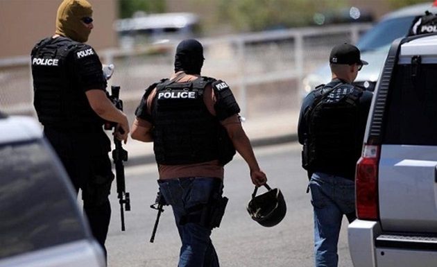 مسلح يرتدي قميصا يحمل علم إيران يقتل شخصين ويصيب 14 في تكساس