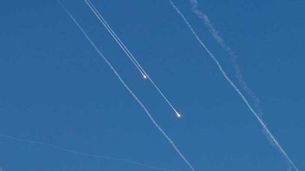 الإمارات: إصابة شخصيْن إثر سقوط شظايا صواريخ اعتراضية