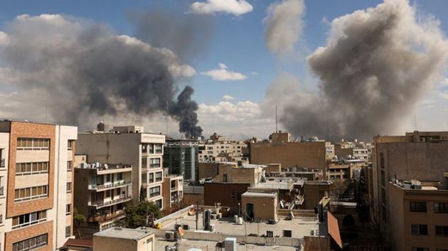 إيران تتعهّد بالرّد على ضربات جوية استهدفت مناطق سكنية