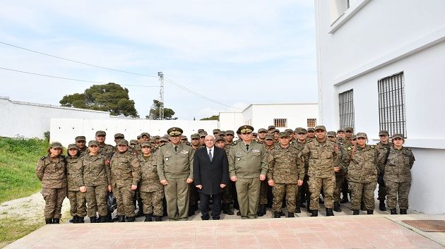 وزير الدفاع يؤدي زيارة ميدانية إلى القاعدة العسكرية بسيدي يحيى