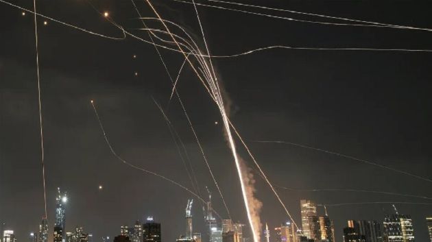 صاروخ عنقودي إيراني يصيب 8 مواقع في 'تل أبيب الكبرى' 
