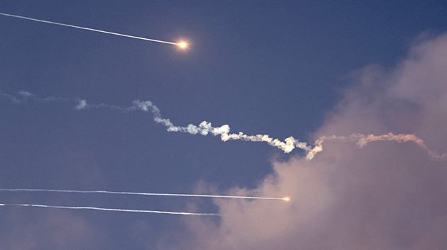 رشقات صاروخية من إيران تشعل سماء تل أبيب