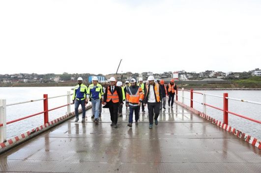 وزير التجهيز والإسكان يتفقد سير أشغال مشروع جسر بنزرت الجديد ويشدد على الالتزام بالآجال