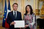 أول سفيرة لدولة فلسطين بفرنسا تقدم أوراق اعتمادها للرئيس الفرنسي