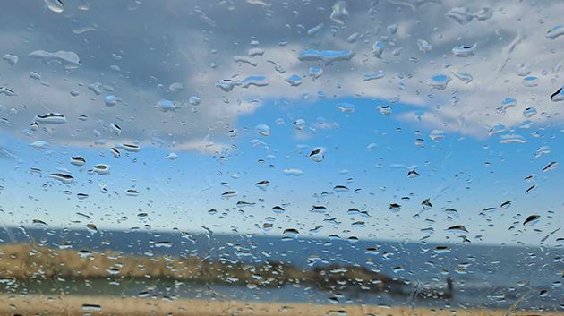 اليوم: سحب عابرة وأمطار متفرّقة بهذه المناطق