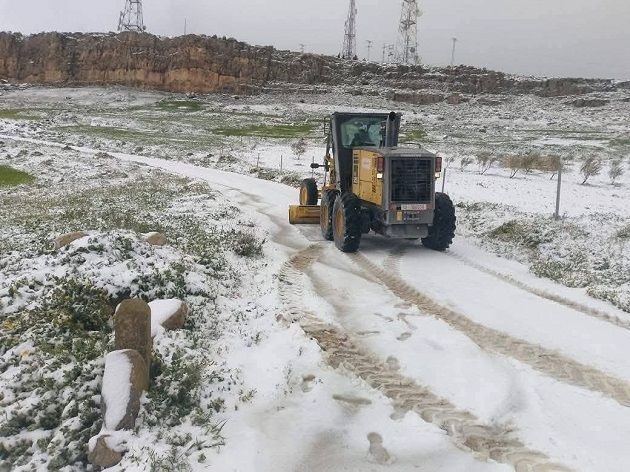 إزالة الثلوج بعدد من الطرقات والمسالك بمكثر بعد تساقط كميات من الثلوج