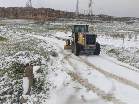إزالة الثلوج بعدد من الطرقات والمسالك بمكثر بعد تساقط كميات من الثلوج