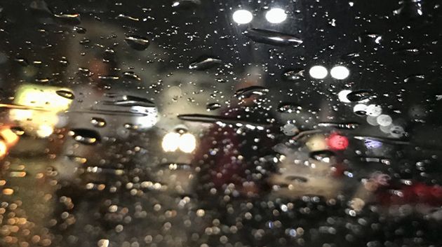 طقس الليلة: أمطار متفرّقة.. والبحر مضطرب