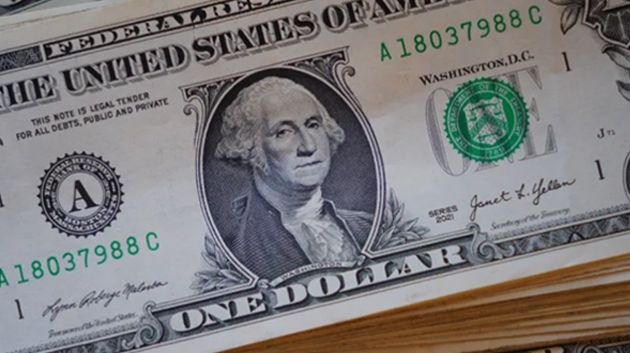 الدولار يتراجع لأدنى مستوى 