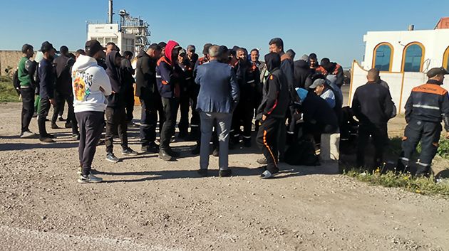 وقفة احتجاجية لعملة مصنع للحديد بالمنطقة الصناعية بئر مشارقة محطة 