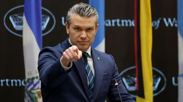 وزير الحرب الامريكي: سفينتان حربيتان أمريكيتان عبرتا مضيق هرمز