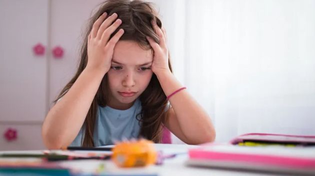 لماذا ينسى بعض التلاميذ ما حفظوه خلال الامتحان؟.. خبراء يجيبون