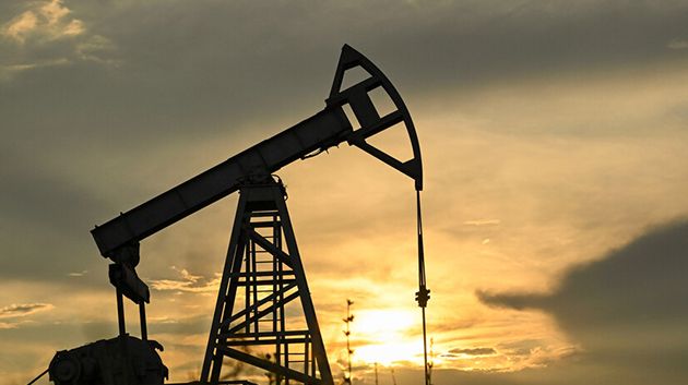 النفط يهبط بنحو 13% بعد إعلان إيران فتح مضيق هرمز