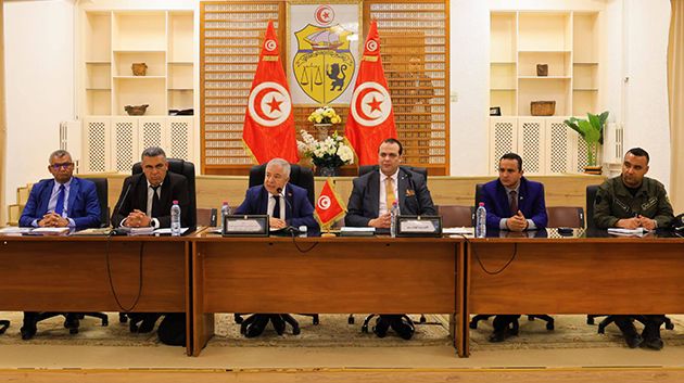 كاتب الدولة المكلّف بالمياه يتفقّد مشاريع فلاحيّة بتطاوين