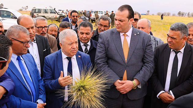 كاتب الدولة المكلّف بالمياه يتفقّد مشاريع فلاحيّة بتطاوين
