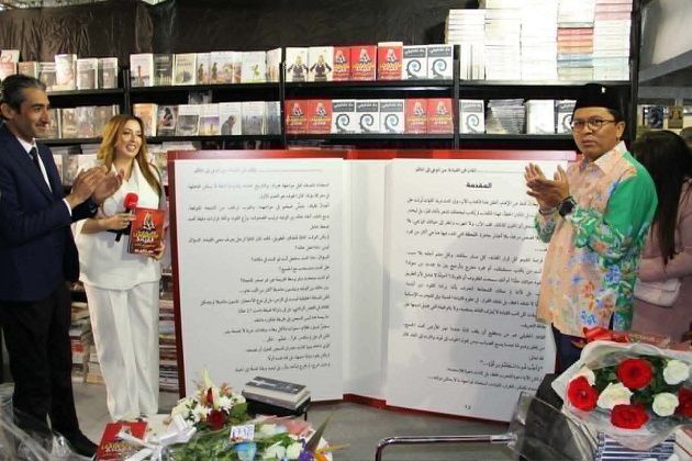 معرض تونس الدولي للكتاب: حبيبة الدريدي تمضي كتابها الثاني بالنسختين العربية والإنجليزية