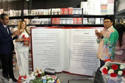 معرض تونس الدولي للكتاب: حبيبة الدريدي تمضي كتابها الثاني بالنسختين العربية والإنجليزية