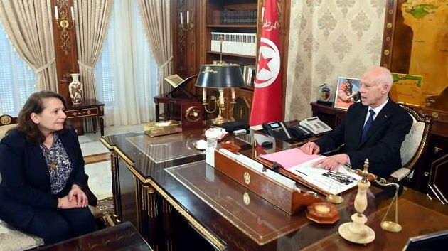 رئيس الجمهوريّة يقرر إعفاء وزيرة الصناعة وتكليف وزير التّجهيز بتسيير الوزارة 