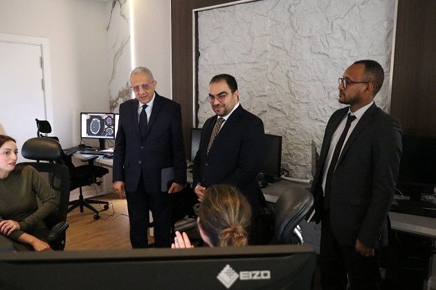 وزير الصحة يبحث تعزيز التعاون مع وفد عن المركز الأفريقي لمكافحة الأمراض والوقاية منها