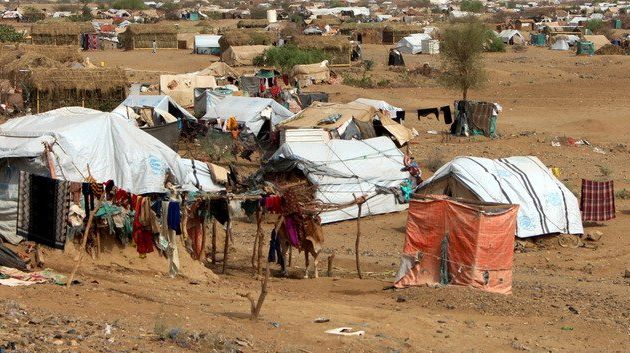 اليمن : وفاة مسن وطفل جوعا بمخيم نازحين