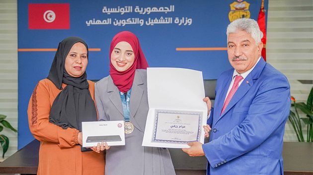وزير التشغيل يُكرّم المُتوجة في المسابقة الدولية لكبار الطباخين من الشباب بروسيا