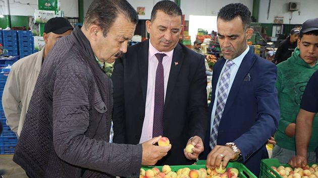 والي المنستير يُؤدّي زيارة غير معلنة إلى سوق الخضر والغلال بالمكنين