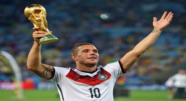 لوكاس بودولسكي يعتزل كرة القدم ويواصل تألقه في عالم المطاعم