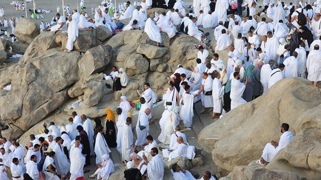 الحجاج على صعيد عرفات لأداء ركن الحج الأعظم