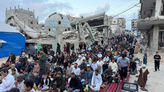 أثناء صلاة عيد الأضحى ووسط أنقاض المساجد المدمرة بالقطاع: