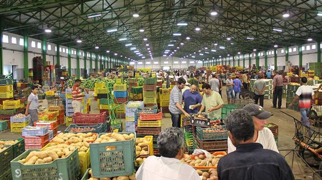 خلال فترة العيد: وفرة في معروض الخضر والغلال واستقرار الأسعار بسوق بئر القصعة