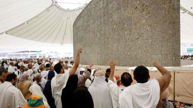 الحجاج يبدأون أوّل أيام التشريق برمي الجمرات في مِنَى