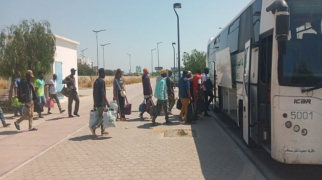 نقل مهاجرين غير نظاميين من العاصمة إلى مخيم 'العودة الطوعية' بالعامرة 