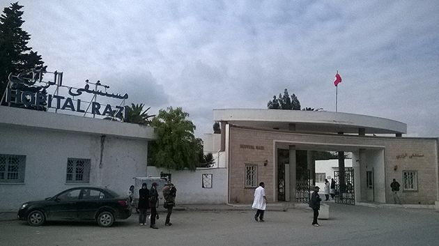 عمّال المناولة بمستشفى الرازي يطالبون بمراجعة قرار إنهاء خدماتهم