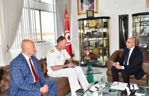وزير الدّفاع يلتقي قائد القوات البحريّة الأمريكية بأوروبا وأفريقيا