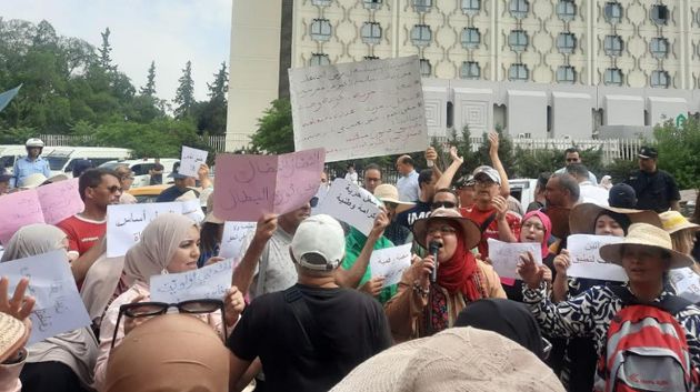 أصحاب الشهائد العليا المعطّلون عن العمل يحتجون أمام مقر وزارة التشغيل