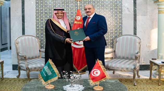 وزير الشؤون الخارجية يتسلم نسخة من أوراق اعتماد السفير السعودي الجديد