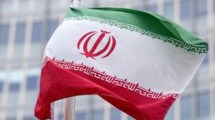 إيران تغلق مضيق هرمز