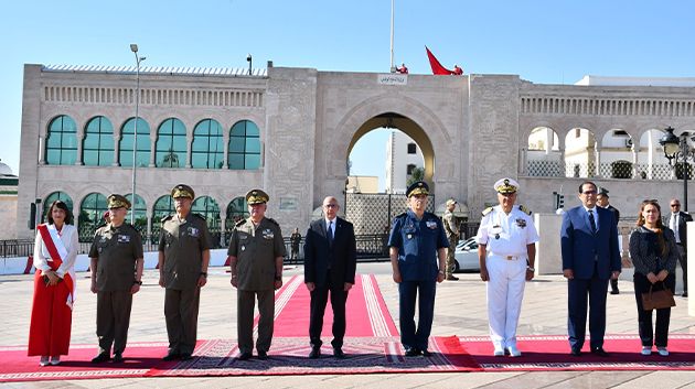 وزير الدفاع يشرف على موكب عسكري لرفع العلم بساحة القصبة
