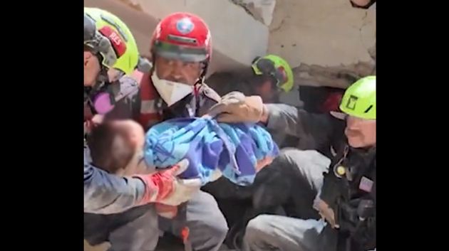 فنزويلا.. انتشال رضيع حي بعد 4 أيام من الزلزال 