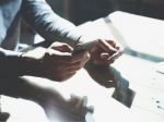 بمقابل مالي.. خدمة جديدة تجتاح أوساط الأطباء وتثير قلقهم