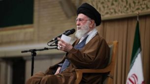 إيران ترفض دعوة الدول التي دعمت العدوان الأمريكي الإسرائيلي لحضور مراسم جنازة علي خامنئي