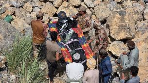 باكستان: 40 قتيلا جراء سقوط حافلة في منحدر