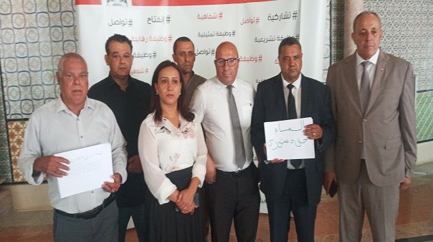 خلال جلسة عامة ..نواب يحتجون ويرفعون شعار 'الماء حق دستوري'