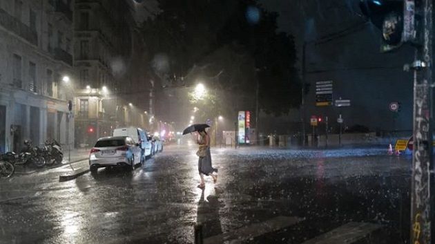 عواصف عنيفة في فرنسا: مقتل شخصين وانقطاع الكهرباء عن 53 ألف منزل