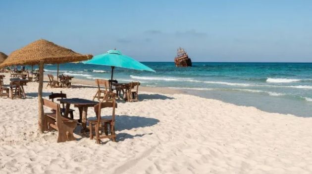 سماء مغشاة بسحب قليلة على أغلب الجهات 