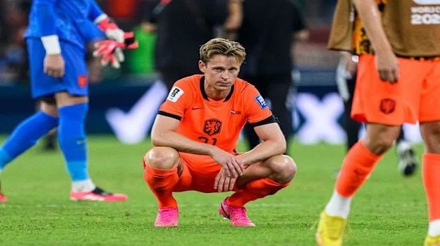 برشلونة يعلن إصابة لاعب الوسط فرينكي دي يونغ
