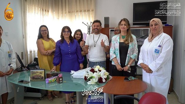 الفنان اللبناني ريان يؤدي زيارة إنسانية إلى معهد صالح عزيز قبل حفله بمهرجان قرطاج