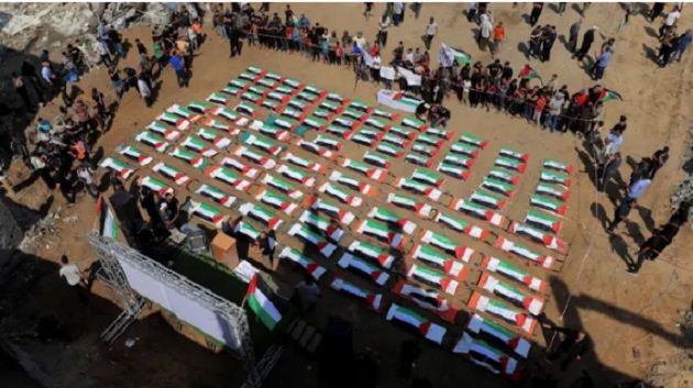 'دُفنوا في قبر واحد': تشييع 112 جثمانا في أكبر جنازة بالقطاع 