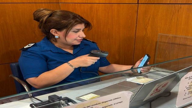عيد المرأة: فريق نسائي من الديوانة يؤمن الخدمات على متن الرحلات البحرية