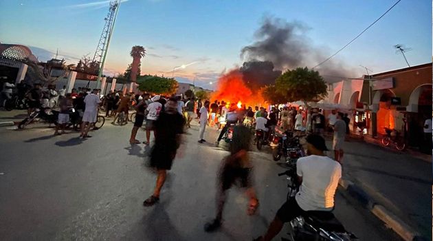 السواسي.. قطع طريق واحتجاجات على خلفية اطلاق سراح سائق سيارة تسبب في وفاة شابين